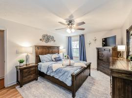 Kelbrook Cottage! Your Chic Woodline Getaway!, Hotel in Quinton