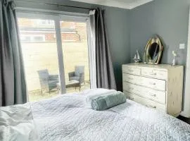 Luxury Southsea Garden Flat with Parking, Close to Beach, Pet Friendly, Work Ready