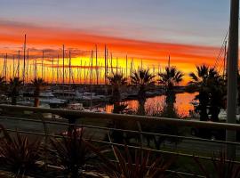 Viesnīca Fronte mare con terrazza panoramica, piscina e garage - Marina degli Aregai pilsētā Santostefano al Mare