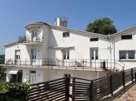 Vacation apartment for five in the hills of Abruzzo, hotel en Arielli