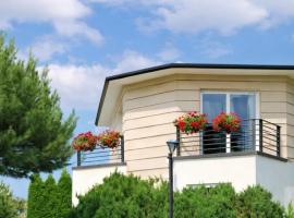 Dom za Tujami 30 min od centrum Poznania Strykowo, готель у місті Strykowo