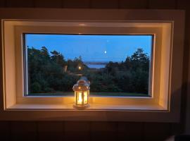 Peaceful seaside cabin with guest house - large private outdoor areas and boat available on request, Hotel in Eigebrekk