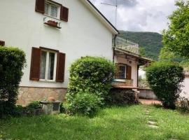 Una casa ospitale con giardino, Hotel in Castel SantʼAngelo