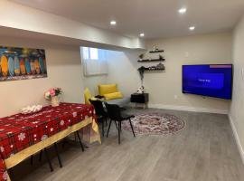 New and Stylish 3BR Private Basement Apartment with 3 Baths & Parking, hotel a Richmond Hill