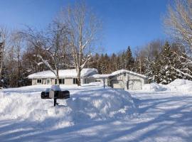 Husky Hideaway Near Pictured Rocks & Trail 8、Shingletonのホテル