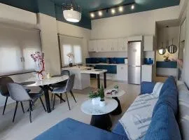 Modern Central Apartment - 400m to Beach