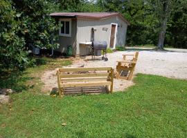 serenity cabins forest view, хотел в Taswell