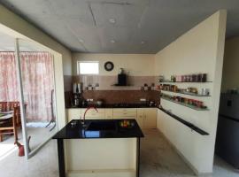Glass house, hotel em Pollachi