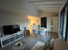 Studio neuf au calme proche Grenoble, hotel i Saint-Ismier