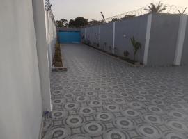 Home at Tujereng, hotel u gradu Tujering