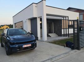 Q House, hotel Bascovban