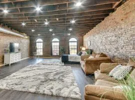 Jacuzzi Tub and Full Kitchen Dowtown Hannibal Loft