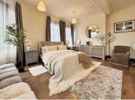 The Stage Door - 3BR in Central Tunbridge Wells - Sleeps up to 7 People