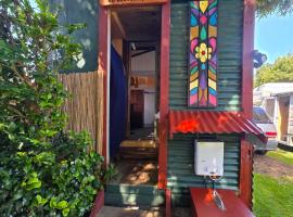 Surf Shack on Broadway, hotel em Waitara