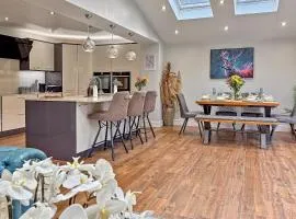 CONTRACTOR FRIENDLY-Large Driveway-THREE SMART TV's-Central Location-FOUR DOUBLE BEDROOMS