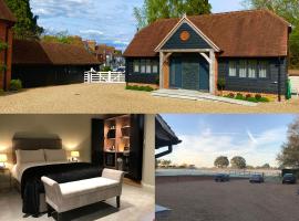 Hillside Farm Barn, Hotel in Woking