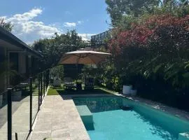 Peaceful Tropical Oasis Central Coolum Beach Dog friendly