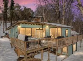 Lazy Lake 3BR Cabin w/ Mtn Views + Hot Tub +Wi-Fi