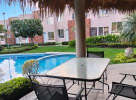 Casa con alberca compartida y jardín privado para vacaciones en Xochitepec, hotel sa Xochitepec