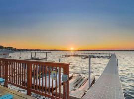 Chain O' Lakes Beach Penthouse Sunset View and Boat Dock, hotel 