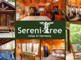Sereni-Tree Log Cabin Secluded with Relaxing Mountain Views, hotel in Sevierville
