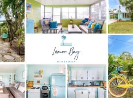 Lemon Bay Hideaway, Retro Beach Bungalow, khách sạn ở Venice