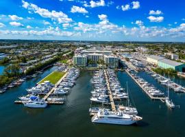 Spacious 3BR 3BA with King Bed & Amazing Pools near Intercoastal, Lantana Beach, FL, hotel i Lantana
