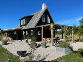 Big Summer House By The Sea In Gotland, Hotel in Havdhem