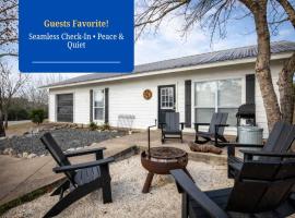 River Access Pet Friendly Fishing Sleeps 4, hotel di Kyle