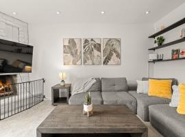 4BR Family Home - Dog-Friendly, Huge Yard, 5 Beds، فندق في بيكرينغ