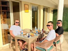 Infinity Pyramids Inn، فندق في Giza