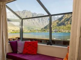 Newly Renovated - Lake Views & Spa - 10 min to CBD