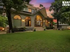StayVista at Villa Harmony with Bonfire, Pool