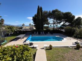 5 Bedroom Villa with HEATED Pool with breath-taking Sea Views, Walking distances to Shops Restaurants Beach, hotel di Manilva