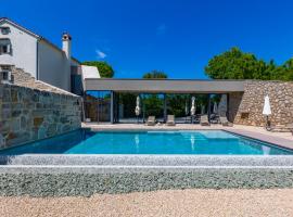 Luxury Jerini House with pool and wellness, hotel v mestu Bajčići