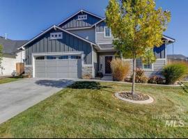 Spacious 4BR Retreat-Lush Garden, отель в Меридиане