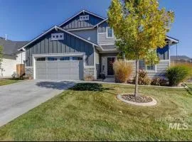 Spacious 4BR Retreat-Lush Garden