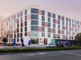 Nest Hotel, Aljada，沙迦的有停車位的飯店