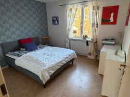 PRIVATE ROOM in a shared apartment，韋斯特羅斯的飯店