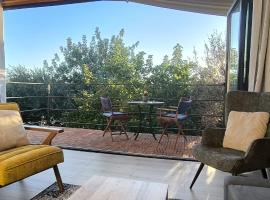 The Zephyr House -2-, hotel u gradu Pyrgos