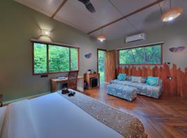 Tadoba Jungle Camp, מלון בMohurli