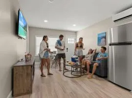 Steps to Beach Fully Renovated Sleeps 6