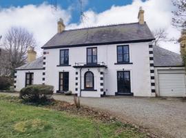 Boutique Hall Retreat with Hot Tub near Newborough، فندق في Dwyran