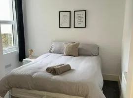 2 Bedroom Home W Private Garden