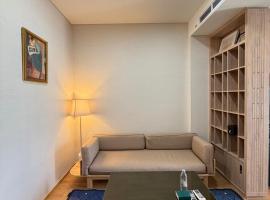 Sky Luxury Near BTS Ekkamai pool gym Netflix, hotell sihtkohas Klong Toi