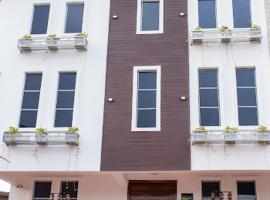 Luxe35, viešbutis mieste Coker