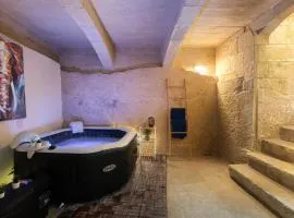 Traditional Maltese 2-Bedroom Home with Private Hot Tub - Steps Away from Valletta