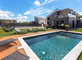 Villa Porta Verde - Private Pool and Jacuzzi, hotell sihtkohas Balatonalmádi