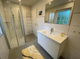 Wohlfuehl-Ferienhaus-mit-grossem-Garten