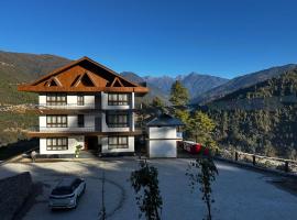 Pines Dirang Homestay, hotel en Chug